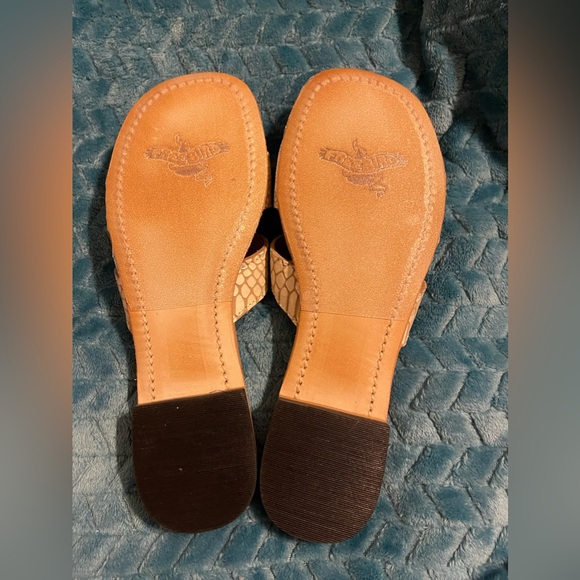 Never worn Freebird sawyer sandals size 9 - Picture 2 of 4